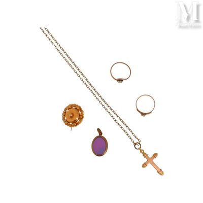 un gros plan sur un collier, une bague et d'autres bijoux posés sur une surface blanche
