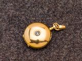 une image représentant un fer à friser en or orné d'un diamant au centre