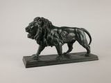 statue de lion sur un socle de marbre sur fond blanc