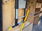 une photo d'un garage avec une échelle à l'arrière