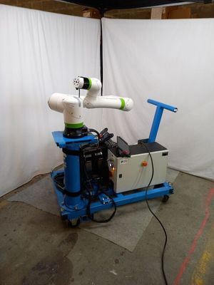 un robot posé sur un chariot dans une pièce