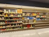 de nombreux rayons de produits alimentaires vides dans le magasin