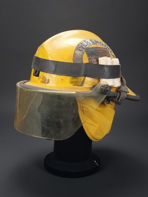 un gros plan d'un casque muni d'une visière, posé sur un support