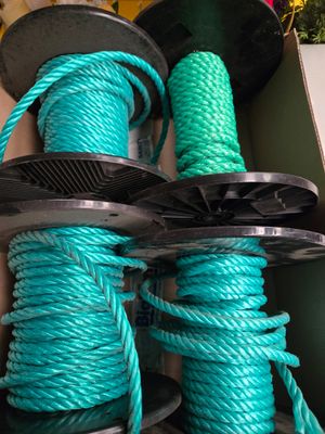 tout un tas de cordes de différents types dans une boîte