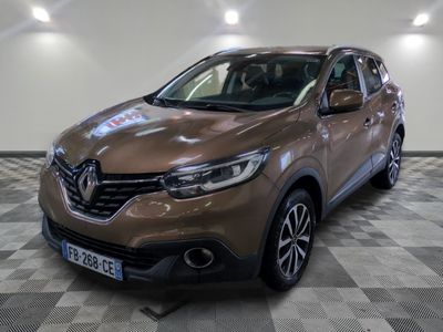 Une voiture marron est garée sur un sol à damier dans un garage.