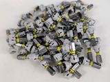 un tas de Lego posé sur une surface blanche