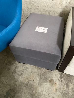 1 POUF COFFRE en velours gris. 80x60x46 cm