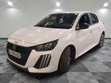 la voiture blanche est garée sur un sol en damier dans le garage