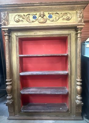 une étagère en bois surmontée d'une étagère rouge