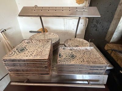 plusieurs assiettes empilées sur une table