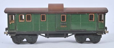 un wagon vert avec un toit marron sur fond blanc