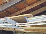 un tas de bois posé sur une structure en bois