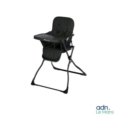 La chaise haute pour bébé est noire et est équipée d'un plateau.