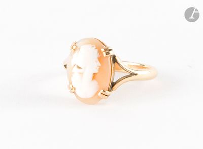 une image d'une bague en or avec un camée, un camée, un camée, un camée, un camée, un camée, un camée, un camée, un camée, un camée, un camée, un camée, un camée