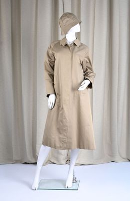 BURBERRYS' Imperméable en gabardine de coton beige, col bout…