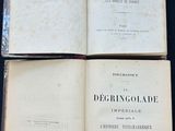 deux livres ouverts posés l'un sur l'autre sur une table