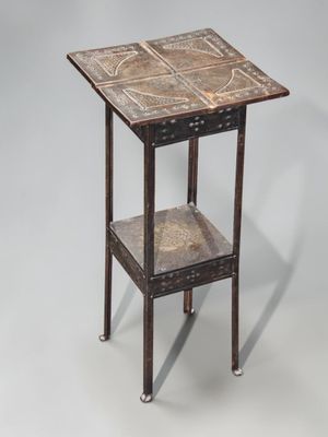 une photo d'une petite table en bois avec un plateau en carrelage