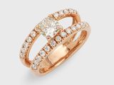 gros plan d'une bague en diamant sur fond blanc