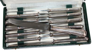 des couverts dans un coffret contenant un couteau et d'autres couverts