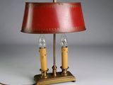 une lampe posée sur une table, avec un abat-jour rouge