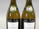 deux bouteilles de vin blanc posées l'une à côté de l'autre sur une table