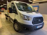une camionnette blanche garée à l'intérieur d'un bâtiment