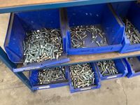 cinq étagères métalliques à 2 niveaux, 140x50, avec leur con… (photo 2)
