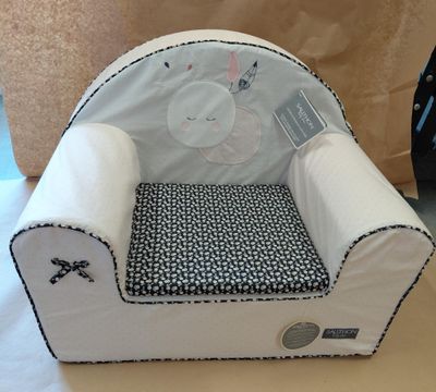 une chaise blanche ornée d'un motif noir et blanc