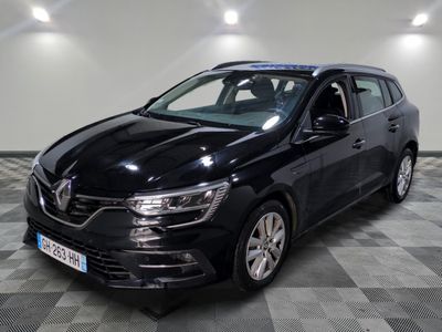la voiture noire est garée sur un sol en damier dans le garage