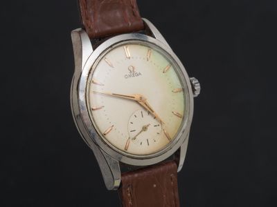 une image d'une montre en gros plan sur fond noir