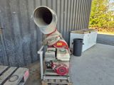 une machine posée sur une palette devant un bâtiment