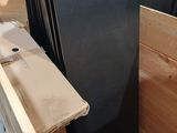 beaucoup de chaises rangées dans un carton