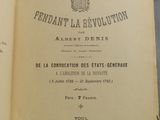 un livre ouvert dont le titre est en français, posé sur une table