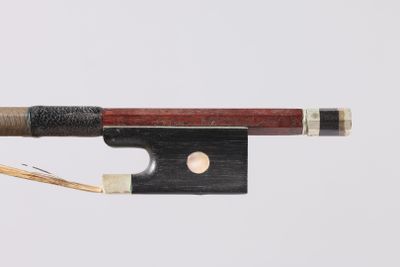 une image représentant un archet de violon d'où dépasse un morceau de bois