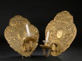paire d'appliques plaquées or avec bougeoirs sur fond noir