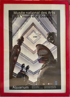 une photo d'une affiche accrochée au mur d'un musée