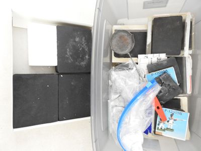 un récipient en plastique contenant tout un tas d'objets