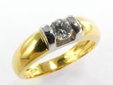gros plan d'une bague en diamant sur une surface blanche