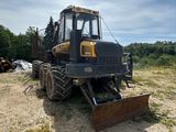 un tracteur qui est à l'arrêt dans la boue