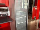une photo d'une cuisine avec un réfrigérateur et un barbecue