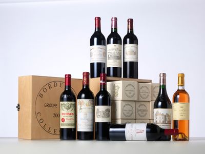 Plusieurs bouteilles de vin et des cartons de vin sont posés sur une table