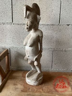 statue d'un homme coiffé d'un casque, posée sur une table en bois
