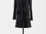 une robe et une veste noires sur un présentoir à mannequin