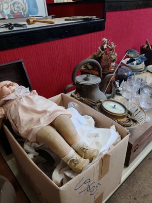 une poupée posée dans une boîte sur une table