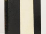 un gros plan sur un livre en noir et blanc posé sur une table
