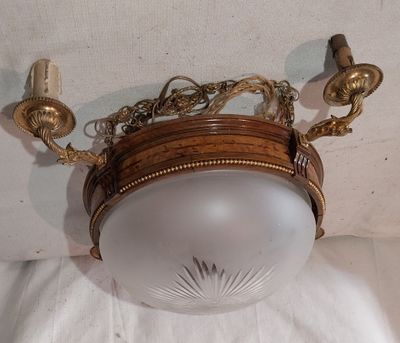 une lampe suspendue au plafond de la pièce