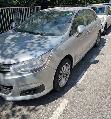 une voiture argentée garée sur le bord de la route