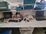 un bureau sur lequel se trouvent un ordinateur, un clavier, une souris et d'autres appareils électroniques
