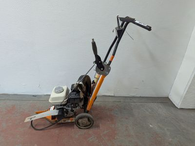 une petite machine posée sur le sol