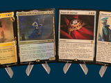 quatre cartes différentes sont représentées en ligne sur un fond bleu